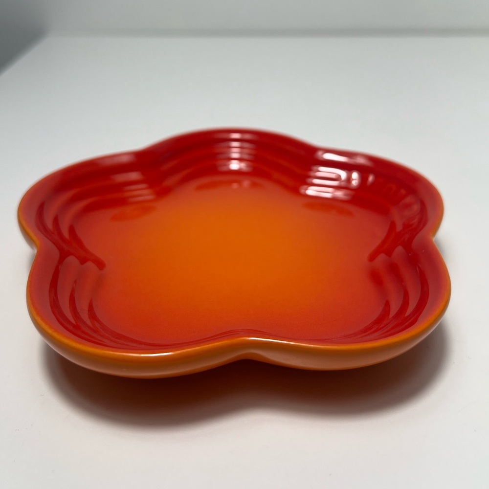 Le Creuset Flamme Dorée Stoneware Flower Petal Scalloped Trinket Dish Plate Tray - Picture 3 of 9